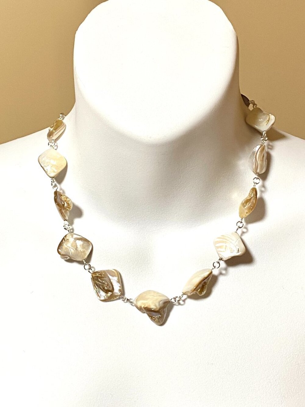 Iridescent Mother of Pearl Shell Beads Short Necklace
